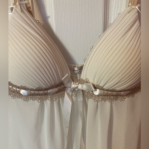 White lingerie - Picture 2 of 3